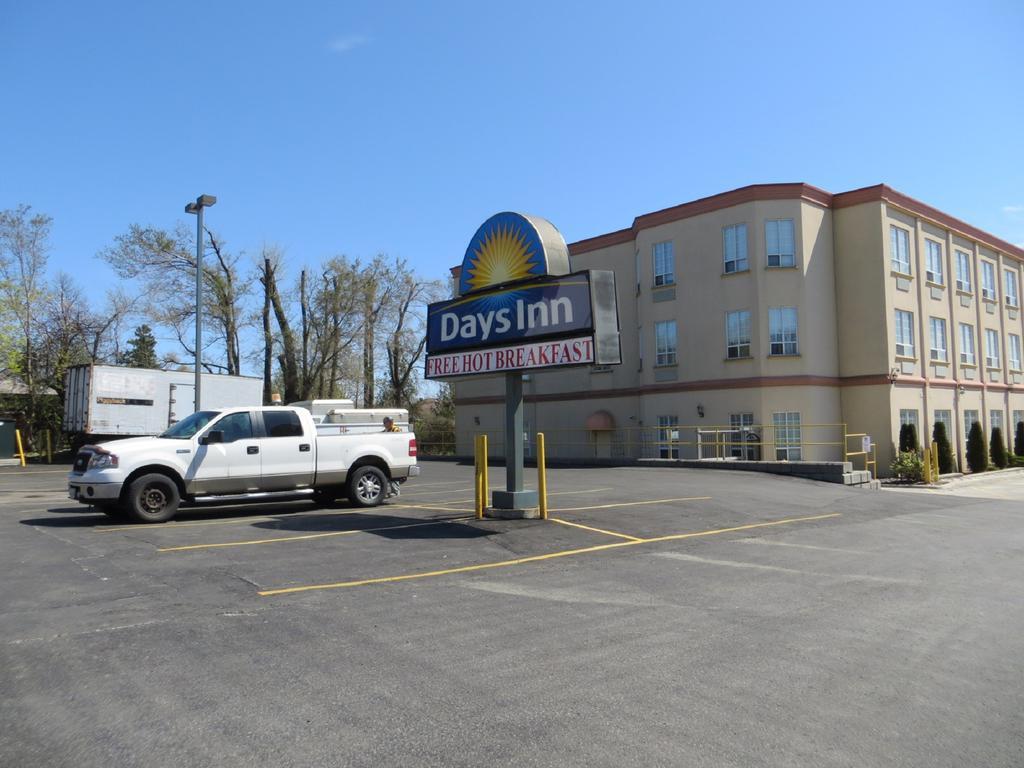 Days Inn By Wyndham Toronto East Lakeview Exterior photo