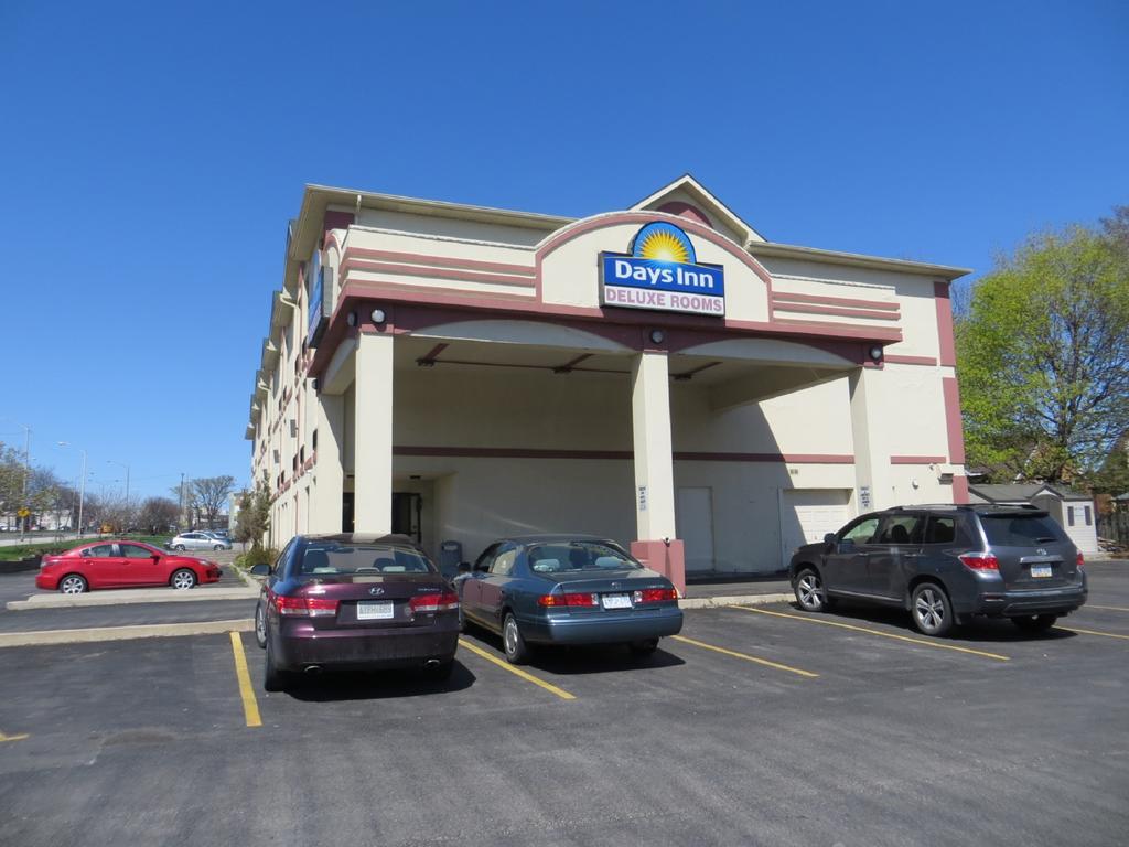Days Inn By Wyndham Toronto East Lakeview Exterior photo