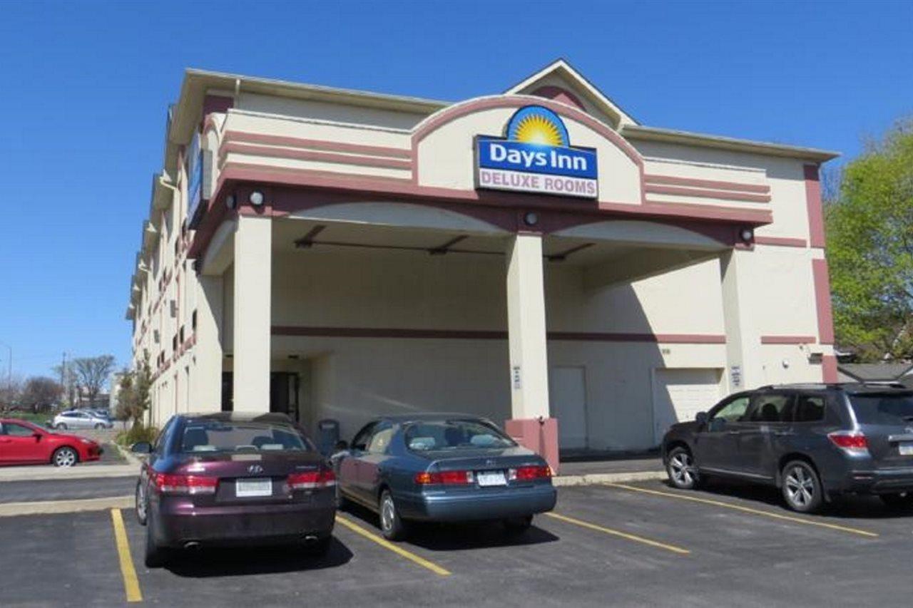Days Inn By Wyndham Toronto East Lakeview Exterior photo