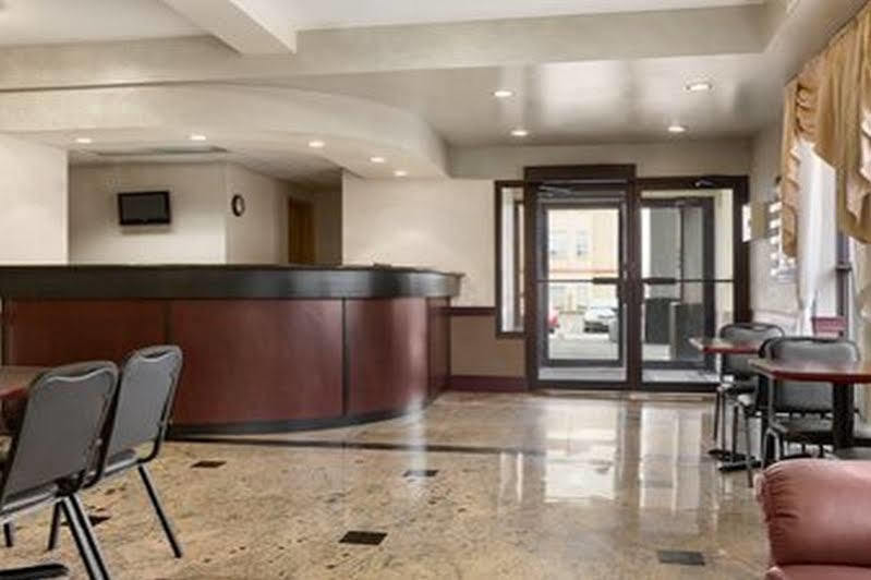 Days Inn By Wyndham Toronto East Lakeview Exterior photo