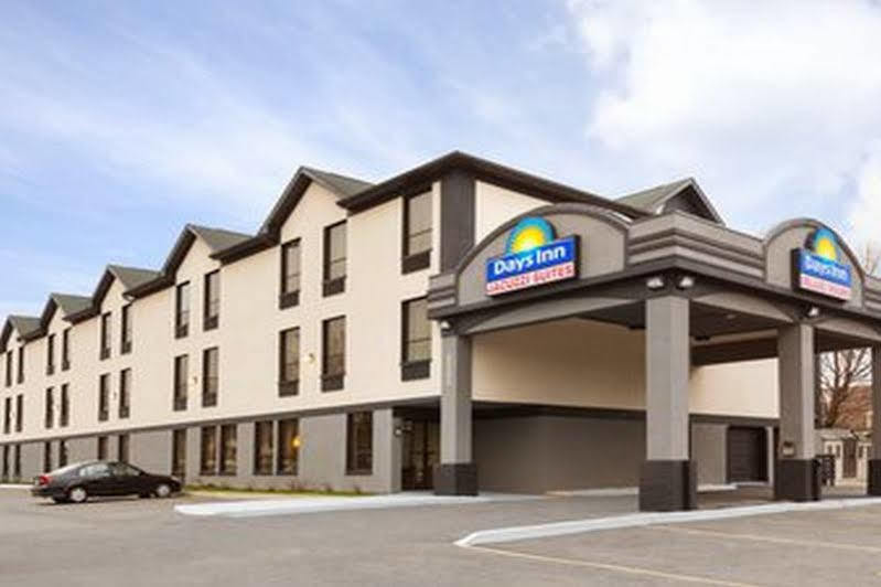 Days Inn By Wyndham Toronto East Lakeview Exterior photo